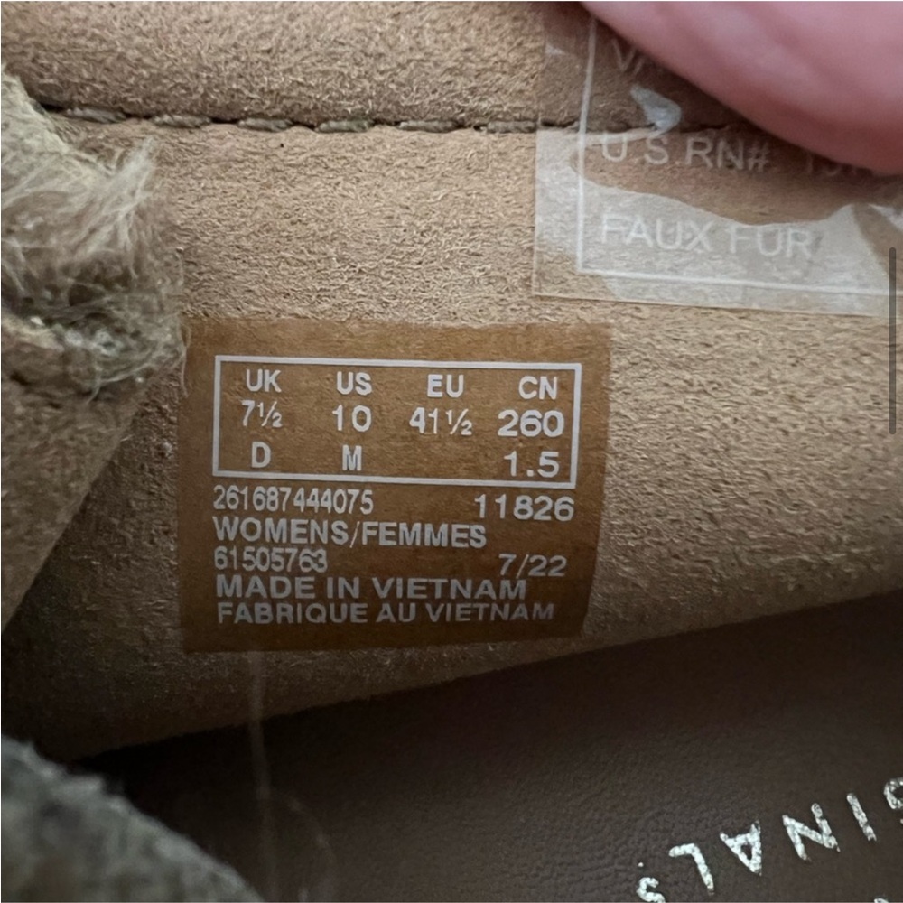 Clarks Wallabee Ankle Boot Women's
SZ 10 M Tan NEW $170 Fur Accent Suede Lace Up - Picture 7 of 10